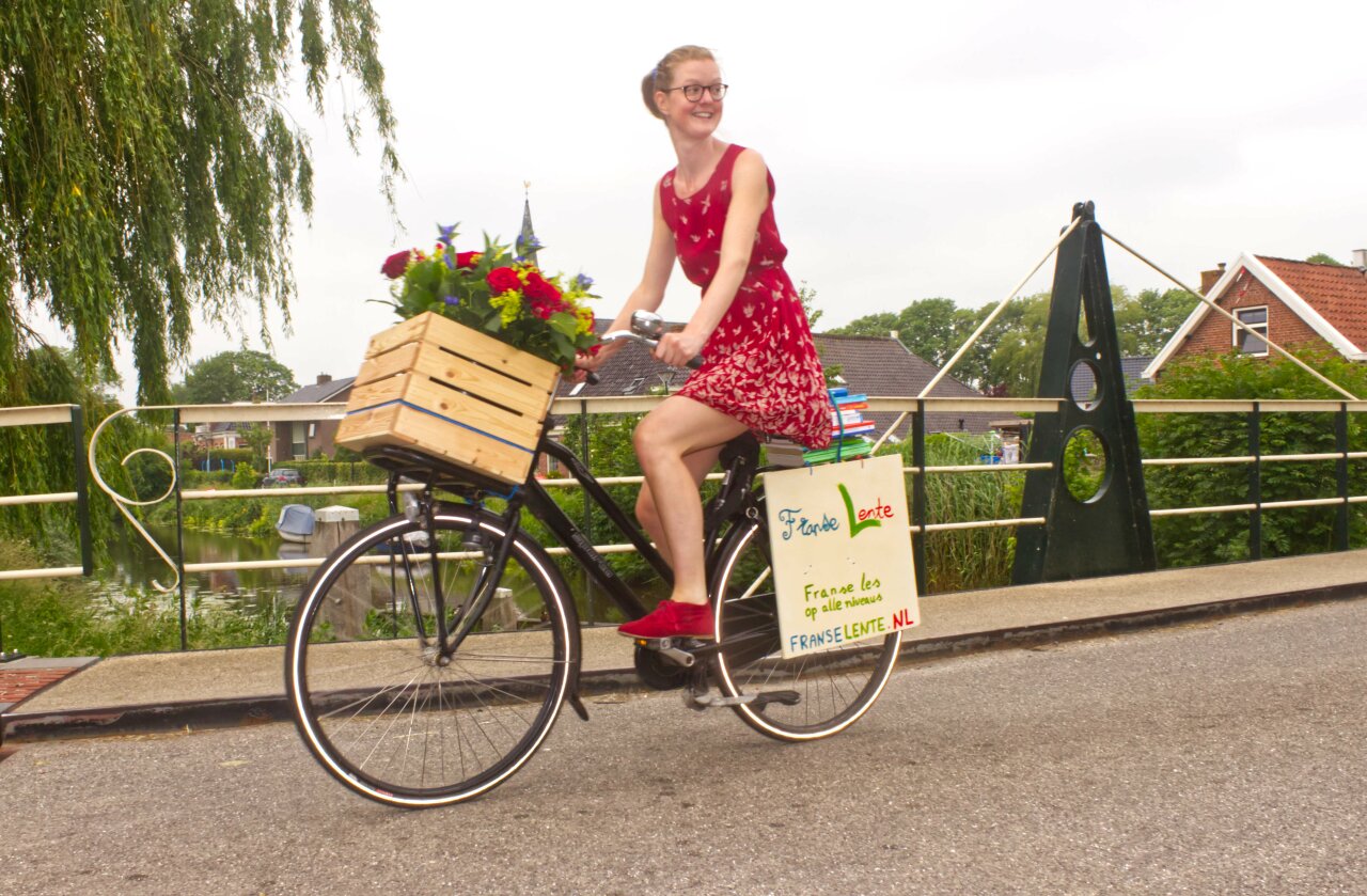 Vera Verhagen op de fiets in Zuidwolde.